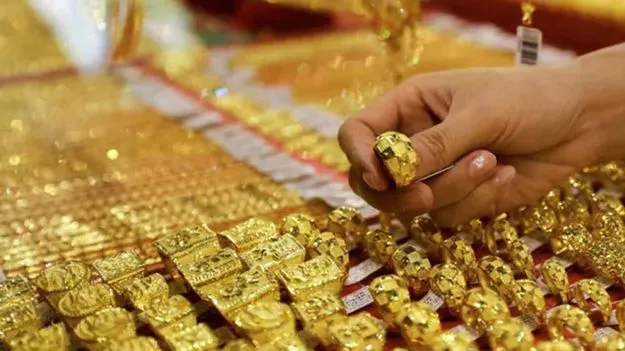 పది గ్రాములకు రూ. 2,290కి పైగా తగ్గిన బంగారం ధర