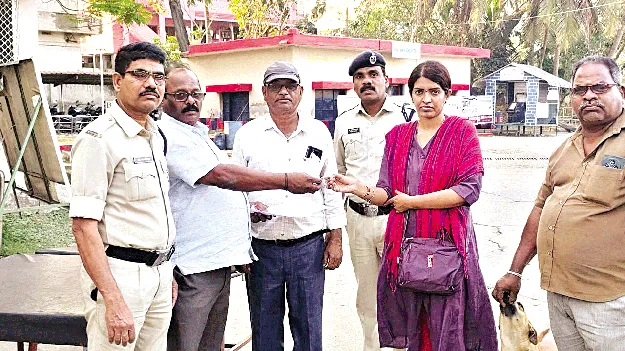 నిజాయితీ చాటుకున్న ఆర్టీసీ సిబ్బంది