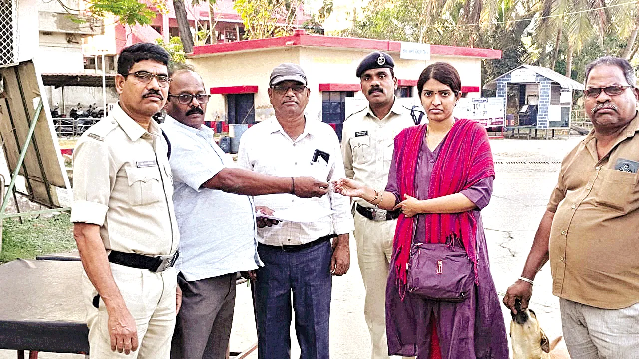 నిజాయితీ చాటుకున్న ఆర్టీసీ సిబ్బంది