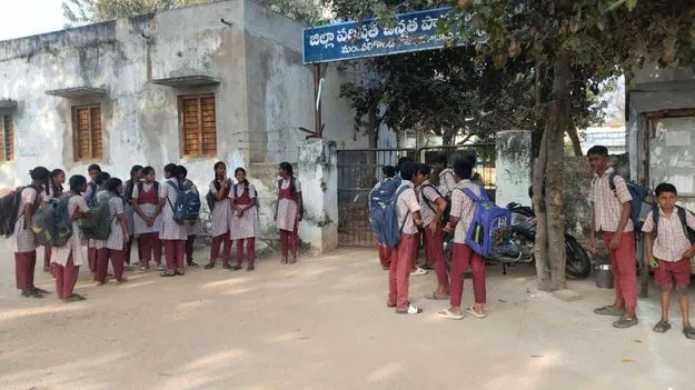 Schools Gate Locked in Telangana: స్కూళ్ల గేట్లకు తాళాలు.. విద్యార్థుల అగచాట్లు..