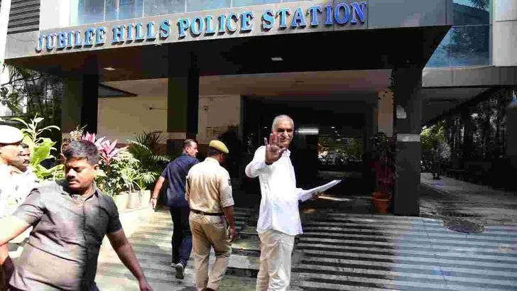 Harish Rao:  జూబ్లీహిల్స్ పోలీస్‌ స్టేషన్‌లో హరీశ్ రావును విచారిస్తోన్న సిట్ అధికారులు