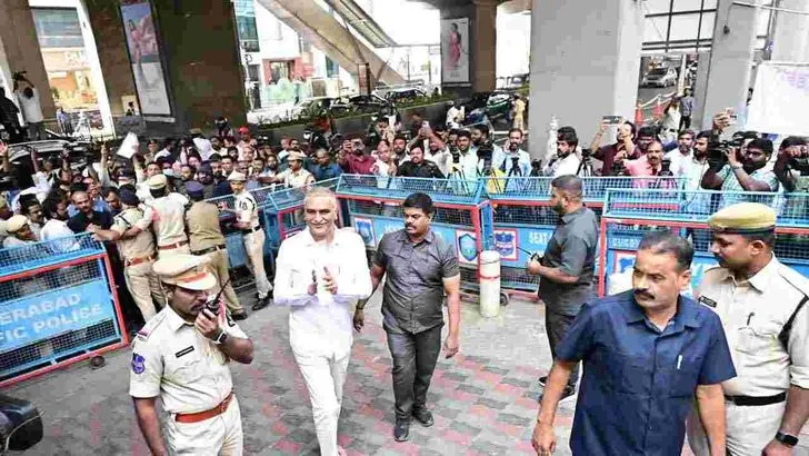 Harish Rao:  జూబ్లీహిల్స్ పోలీస్‌ స్టేషన్‌లో హరీశ్ రావును విచారిస్తోన్న సిట్ అధికారులు