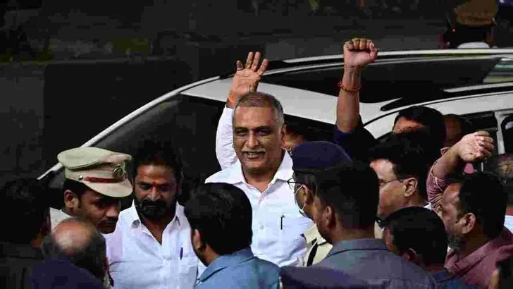 Harish Rao:  జూబ్లీహిల్స్ పోలీస్‌ స్టేషన్‌లో హరీశ్ రావును విచారిస్తోన్న సిట్ అధికారులు