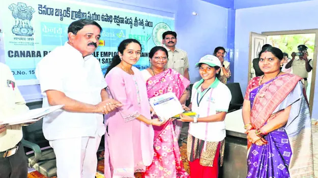 MLA: వృత్తివిద్యలో నైపుణ్యం పెంచుకోవాలి