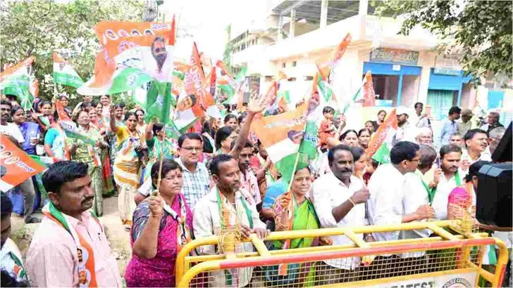 మున్సిపాలిటీల్లో పోటాపోటీగా నామినేషన్లు..