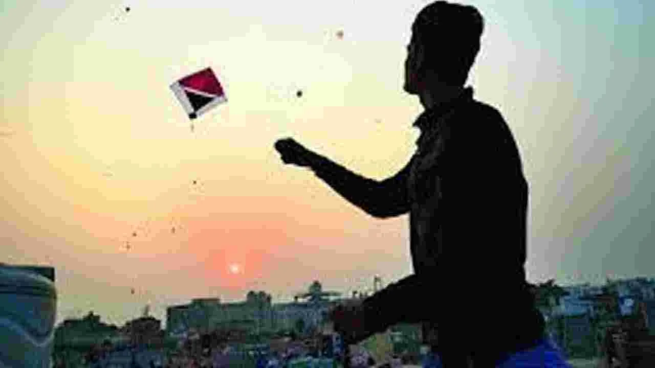 Tragic Incident In Kamareddy: కైట్ ఎగరవేస్తూ భవనంపై నుంచి పడి బాలుడి మృతి