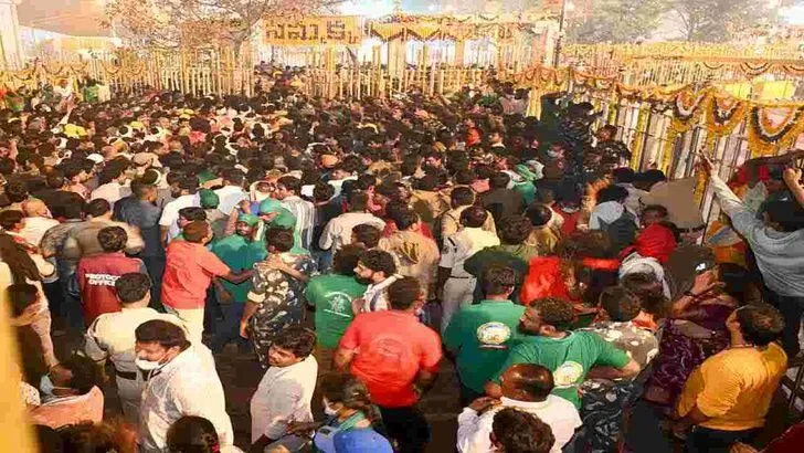 మేడారంలో కీలకఘట్టం ఆవిష్కృతం..