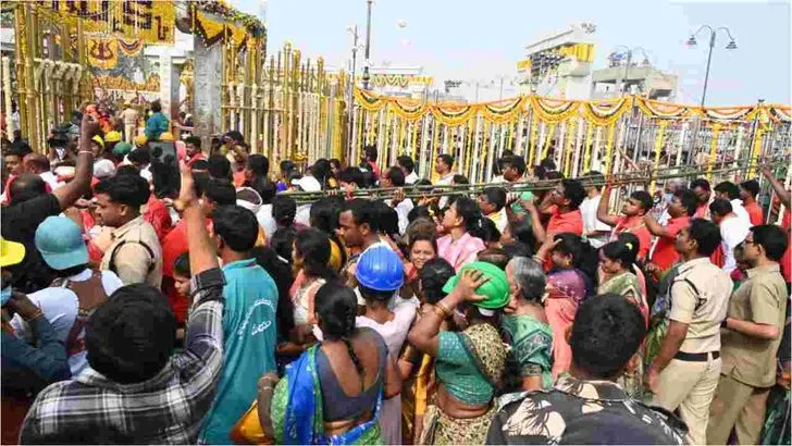 మేడారం జాతరకు పోటెత్తుతున్న భక్తులు.. 