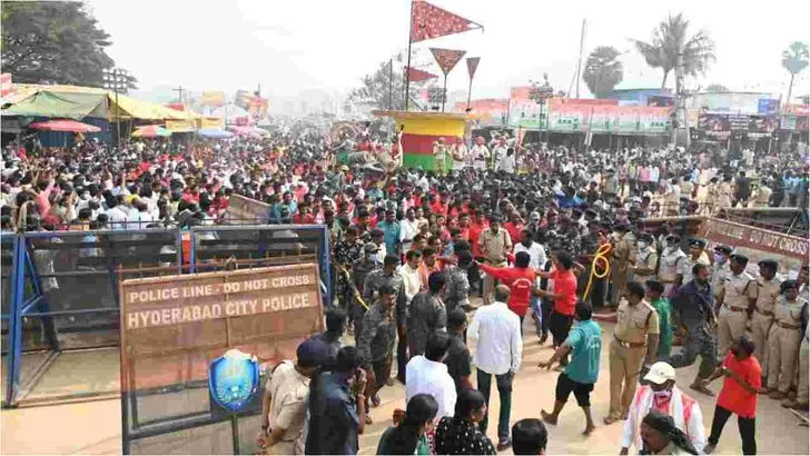 మేడారం జాతరకు పోటెత్తుతున్న భక్తులు.. 