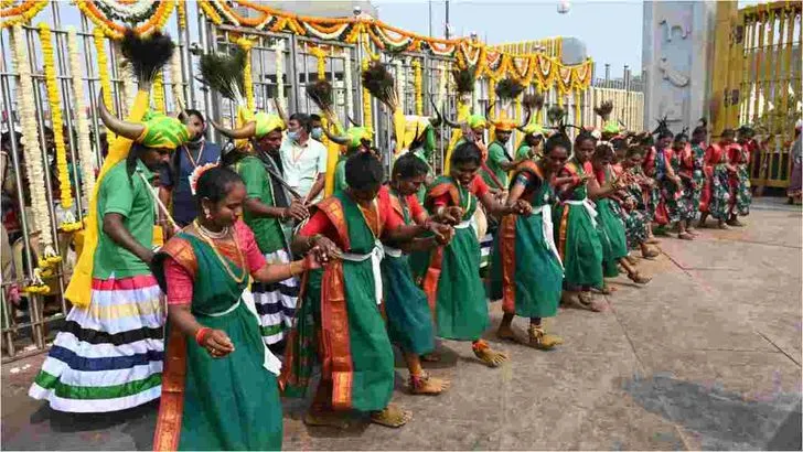 మేడారం సమ్మక్క-సారలమ్మను దర్శించుకున్న కేంద్ర మంత్రులు