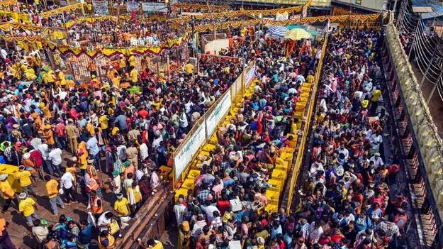 మేడారానికి పోటెత్తిన భక్తులు.. నేడు గవర్నర్ రాక..