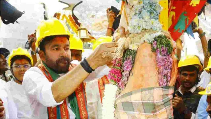 మేడారం సమ్మక్క-సారలమ్మను దర్శించుకున్న కేంద్ర మంత్రులు