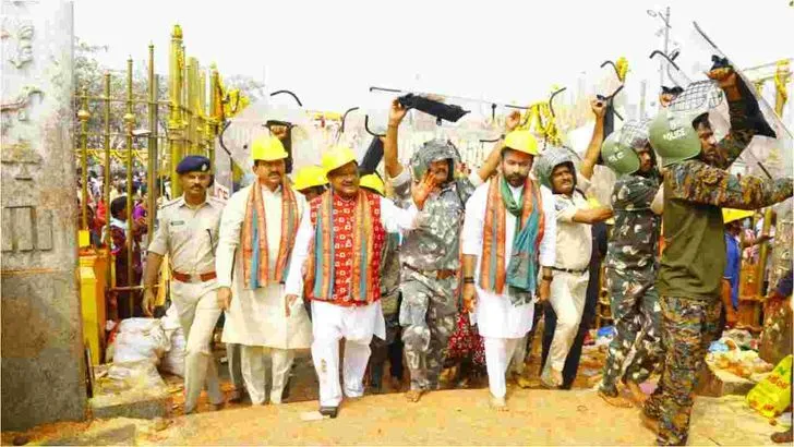 మేడారం సమ్మక్క-సారలమ్మను దర్శించుకున్న కేంద్ర మంత్రులు