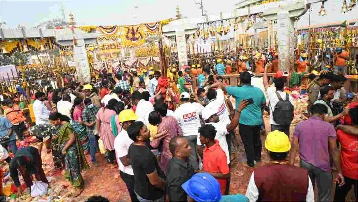 మేడారం జాతరకు పోటెత్తుతున్న భక్తులు.. 