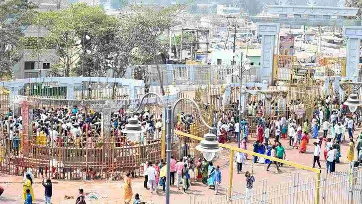 మేడారంకు పోటెత్తిన భక్తులు.. 