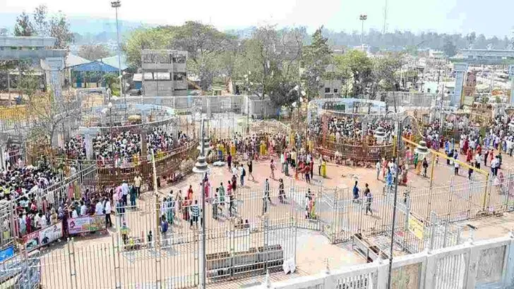 మేడారంకు పోటెత్తిన భక్తులు.. 