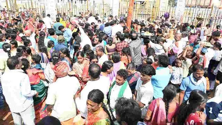 మేడారంకు పోటెత్తిన భక్తులు.. 