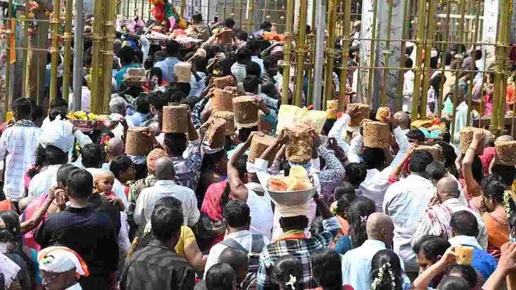 మేడారంకు పోటెత్తిన భక్తులు.. 