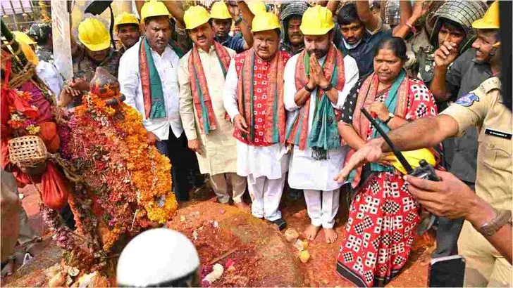 మేడారం సమ్మక్క-సారలమ్మను దర్శించుకున్న కేంద్ర మంత్రులు