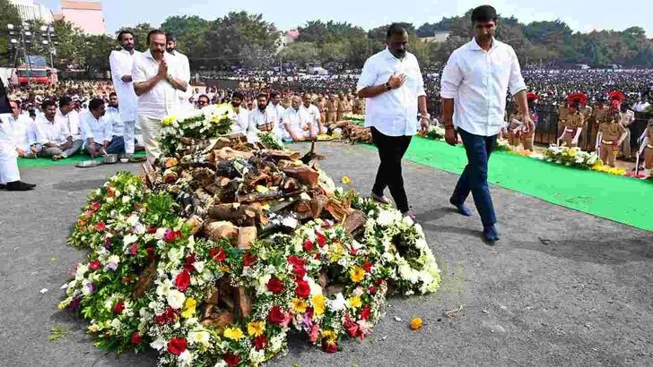 అజిత్ పవార్ అంత్యక్రియలకు హాజరైన మంత్రి నారా లోకేశ్
