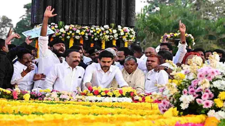 ఎన్టీఆర్‌కు కుటుంబ సభ్యుల ఘన నివాళి