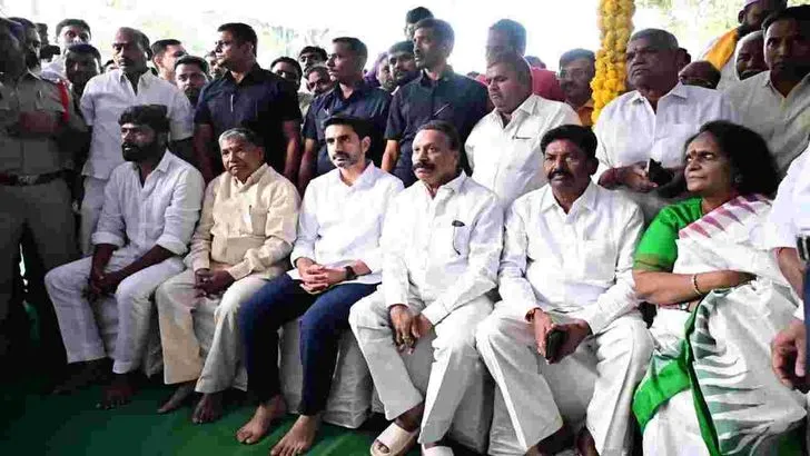 ఎన్టీఆర్‌కు కుటుంబ సభ్యుల ఘన నివాళి