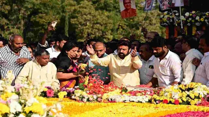 ఎన్టీఆర్‌కు కుటుంబ సభ్యుల ఘన నివాళి