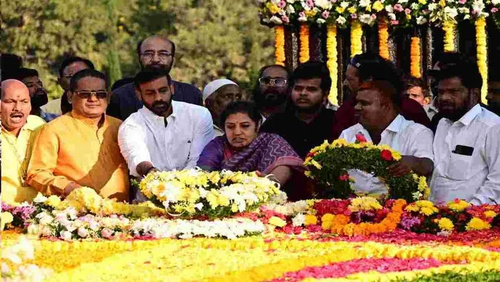 ఎన్టీఆర్‌కు కుటుంబ సభ్యుల ఘన నివాళి