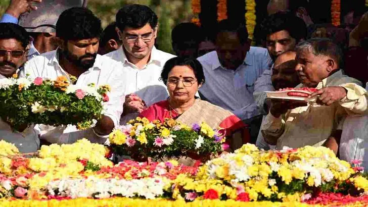ఎన్టీఆర్‌కు కుటుంబ సభ్యుల ఘన నివాళి