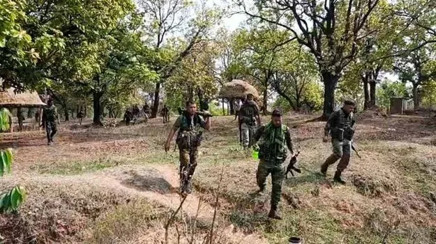 మావోయిస్టులకు ఆశ్రయం ఇచ్చినట్టు ఆరోపణలు.. పోలీసుల దాడులు