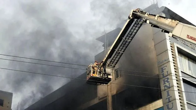 నాంపల్లి అగ్ని ప్రమాదం.. సెల్లార్‌లో చిక్కుకున్న ఐదుగురి కోసం తీవ్ర ఆందోళన