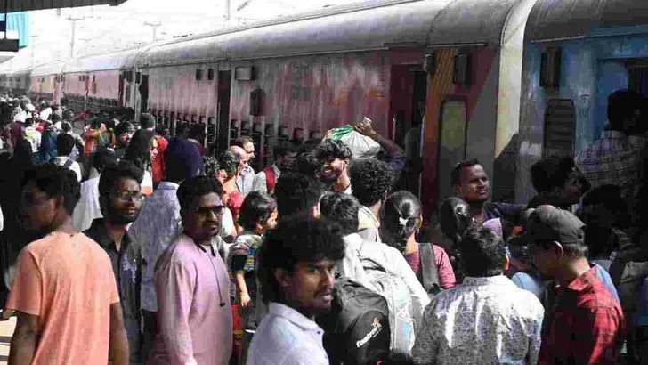 సిటీకి తిరుగు ప్రయాణం.. కిక్కిరిసిన బస్టాండ్లు, రైల్వేస్టేషన్లు..