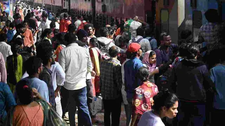 సిటీకి తిరుగు ప్రయాణం.. కిక్కిరిసిన బస్టాండ్లు, రైల్వేస్టేషన్లు..