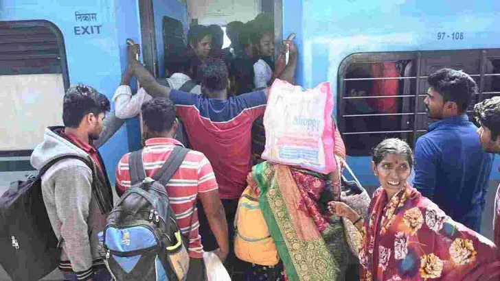 సిటీకి తిరుగు ప్రయాణం.. కిక్కిరిసిన బస్టాండ్లు, రైల్వేస్టేషన్లు..