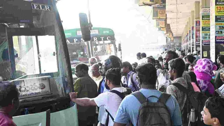 సిటీకి తిరుగు ప్రయాణం.. కిక్కిరిసిన బస్టాండ్లు, రైల్వేస్టేషన్లు..