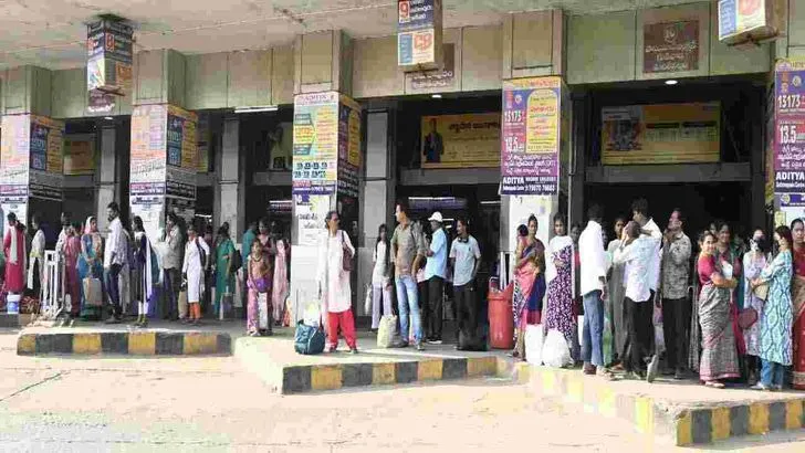 సిటీకి తిరుగు ప్రయాణం.. కిక్కిరిసిన బస్టాండ్లు, రైల్వేస్టేషన్లు..