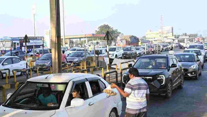 సిటీకి తిరుగు ప్రయాణం.. కిక్కిరిసిన బస్టాండ్లు, రైల్వేస్టేషన్లు..