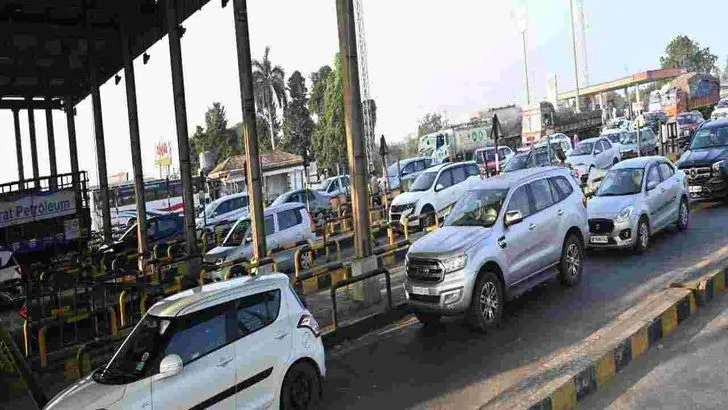 సిటీకి తిరుగు ప్రయాణం.. కిక్కిరిసిన బస్టాండ్లు, రైల్వేస్టేషన్లు..