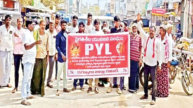 రోడ్ల మరమ్మతులు చేపట్టాలి