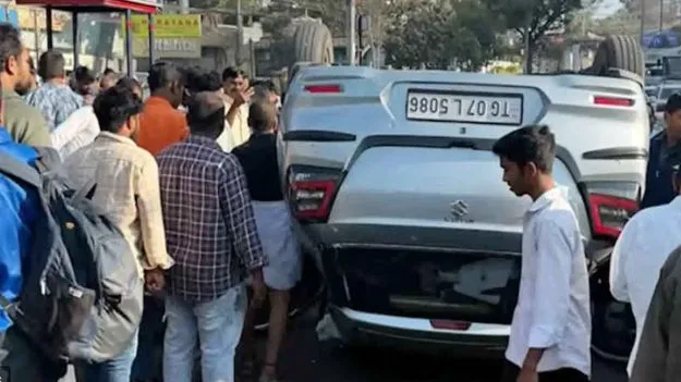 Car Overturns: ఫిల్మ్ నగర్‌లో కారు బీభత్సం.. కొంచెం ఉంటే ప్రాణాలు పోయేవి..
