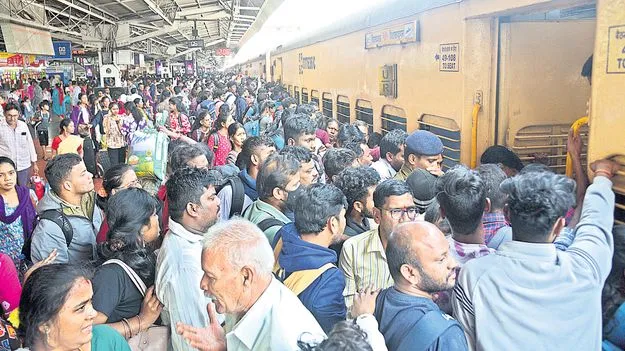 కిక్కిరిసిన రైళ్లు