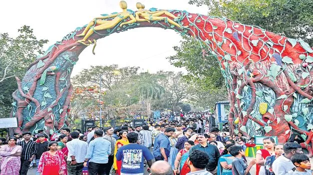 సందడిగా పర్యాటక స్థలాలు