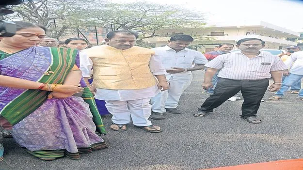 ఇండోర్‌ స్టేడియం పనుల్లో అవినీతి