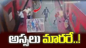 RPF Rescues Passenger: తృటిలో తప్పిన ముప్పు! చంటిపిల్లాడిని ఎత్తుకుని.. కదిలే రైలెక్కబోతుంటే.. 