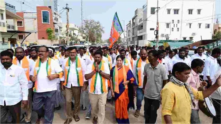 మున్సిపాలిటీల్లో పోటాపోటీగా నామినేషన్లు..