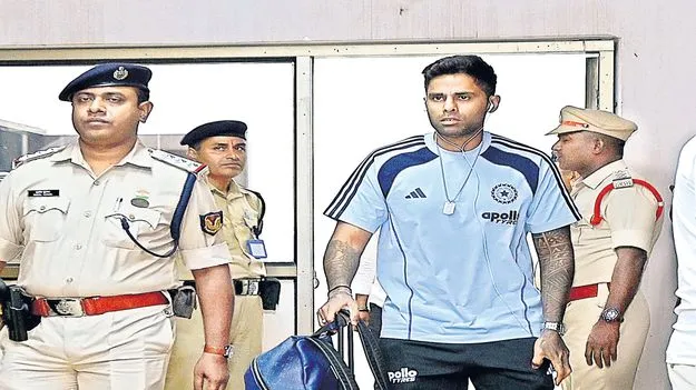 క్రికెటర్లు వచ్చేశారు