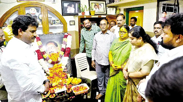 ‘గుండ’ కుటుంబానికి మంత్రి సంధ్యారాణి పరామర్శ