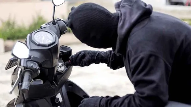 ఈ దొంగతనం చూస్తే విస్తుపోవాల్సిందే.. కేవలం  15 సెకన్లలోనే..