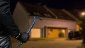 Gujarat Theft: గాఢ నిద్రలో ఉన్న వృద్ధురాలిని నిద్రలేపిన దొంగలు.. ఆ తరువాత..