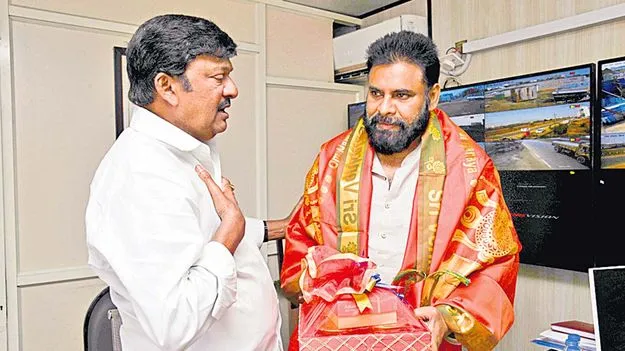 శ్రీకాళహస్తి బ్రహ్మోత్సవాలకు పవన్‌కు ఆహ్వానం